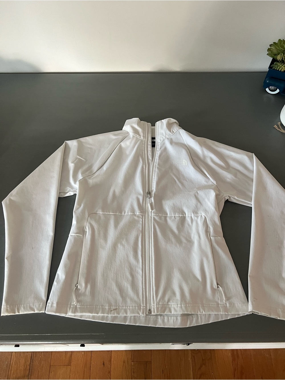 North Face Womenโs White Lightweight Softshell Full Zip Jacket